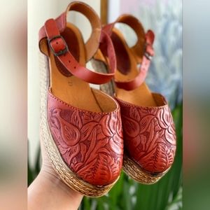 Womens handcrafted huraches size 9